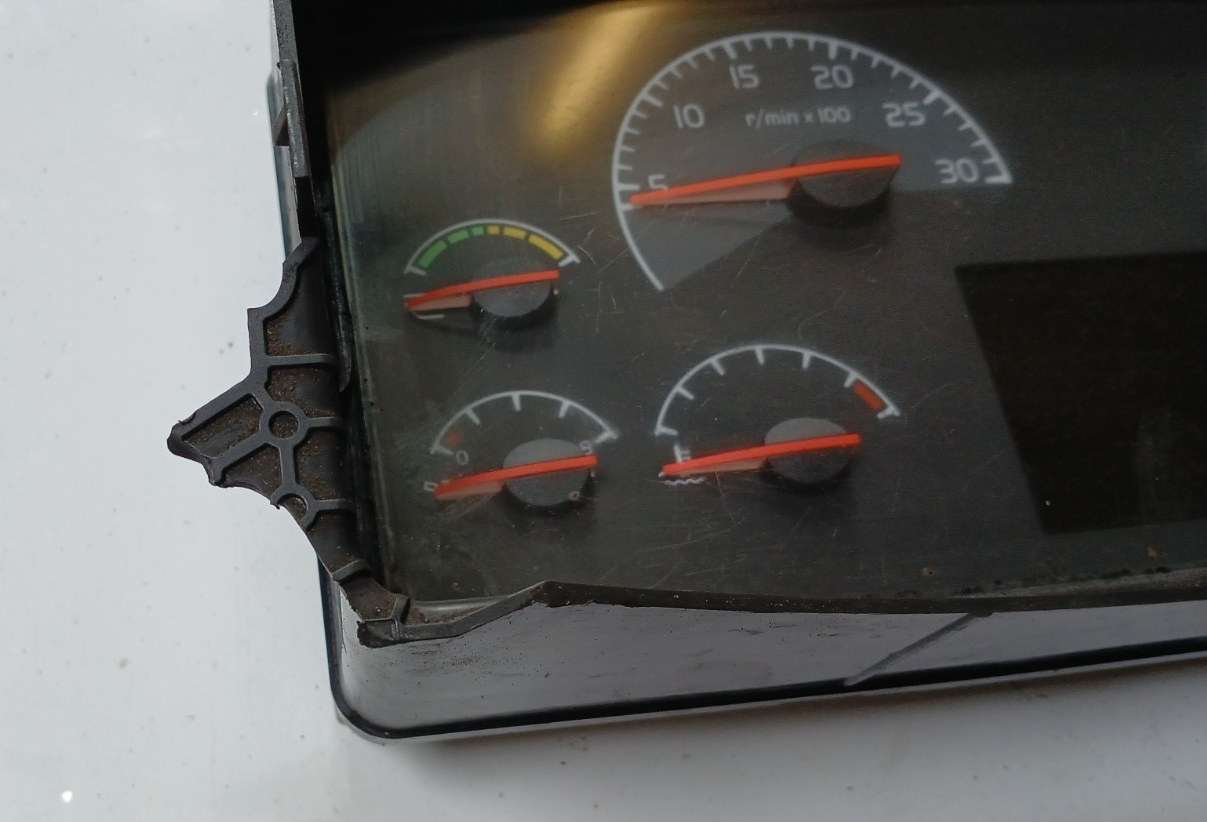 VOLVO 20739271 20739271-P02 Instrument Cluster * 1 MOUNT DAMAGED * USED PARTS - Image 2